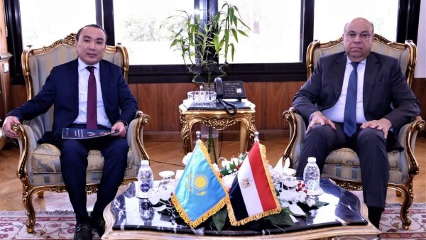 وزير الطيران يبحث إعادة تشغيل خط القاهرة 