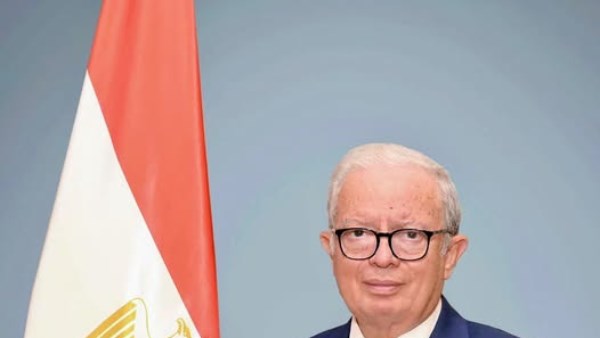  الدكتور حسين عيسى