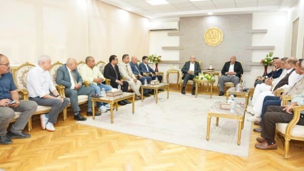 وزير الطيران ومحافظ مطروح يبحثان تنشيط الحركة الجوية والسياحية بالساحل الشمالي الغربي