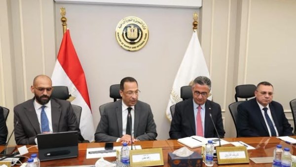 وزيرا التموين والاتصالات يبحثان تطوير «كارت الخدمات الحكومية الموحد» والتوسع في خدماته