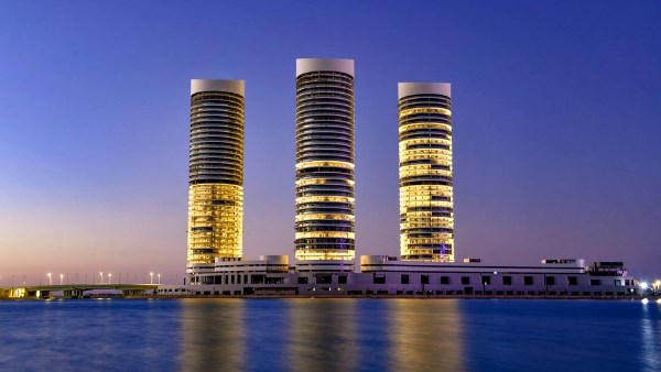 مجتمع عمراني متكامل.. "الإسكان" تنشر فيديو عن الأبراج الشاطئية بمدينة العلمين الجديدة
