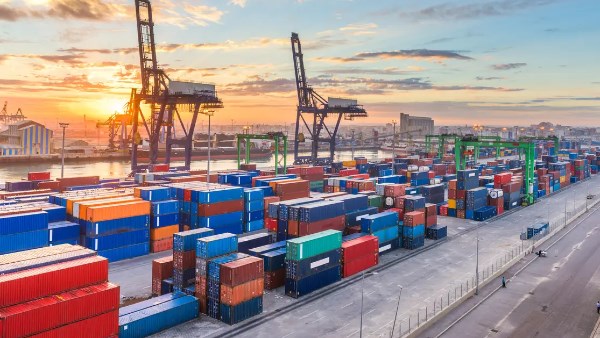عجز تجارة إسبانيا يتضاعف إلى 7.7 مليار يورو في يونيو