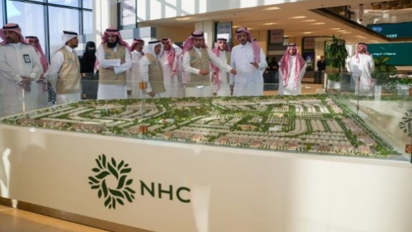 وزير البلديات والإسكان يتفقد الوحدات السكنية في «تبوك فالي»