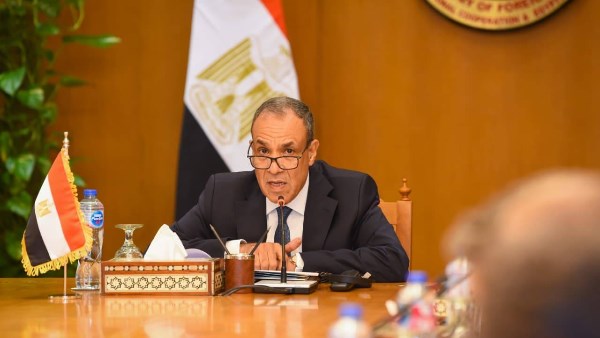 الدكتور بدر عبد العاطى