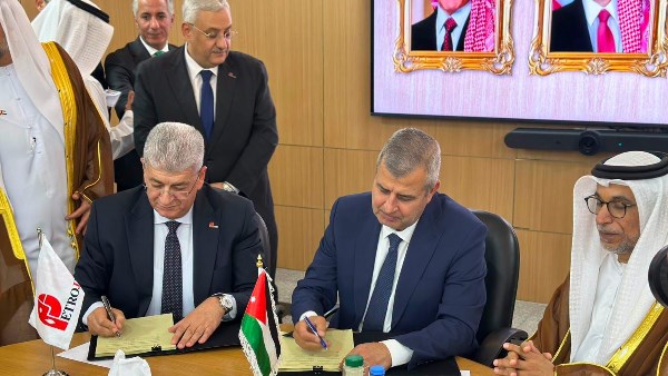 توقيع عقد مشروع جديد