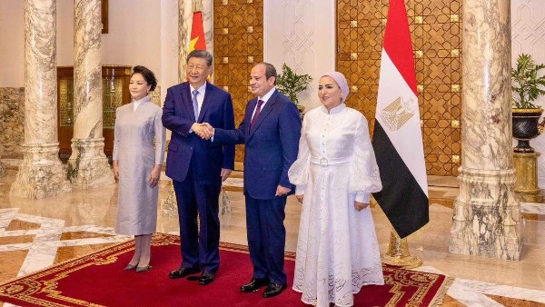 السيدة انتصار السيسى تنشر صورًا من استقبالها لقرينة الرئيس الصينى