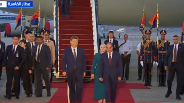 الرئيس السيسي يستقبل نظيره الصيني شي جين بينج بمطار القاهرة الدولي