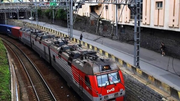 باكستان وروسيا تتفقان على إطلاق قطار شحن تجريبي لتعزيز التجارة
