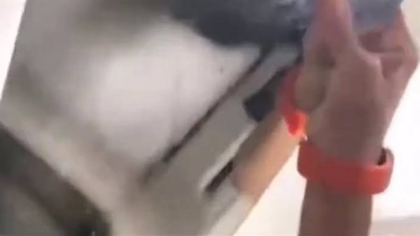 «النقل» تتحرك لضبط شاب ظهر في فيديو يحطم مرايات قطار مطروح