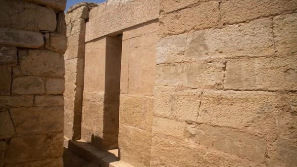 بعثة أثرية إسبانية مصرية مشتركة تكشف عن مقبرة من أواخر عصر الأسرة الخامسة بمنطقة آثار سقارة