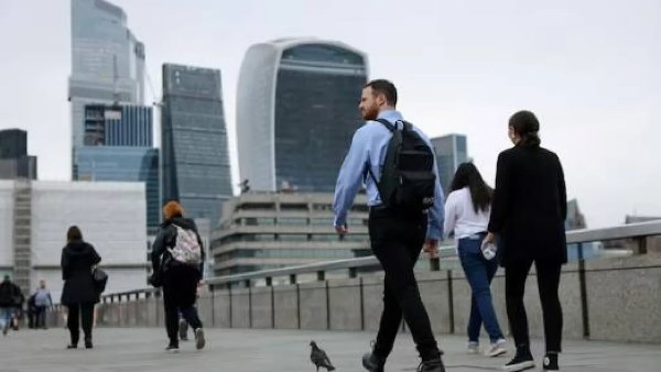 سوق العمل البريطاني يفقد زخمه.. الوظائف الشاغرة عند أدنى مستوى منذ 2021