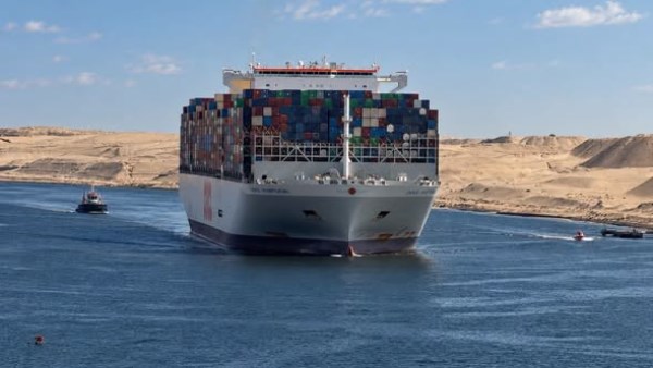 قناة السويس تستقبل أول عبور لسفينة OOCL PORTUGAL مع عودة COSCO