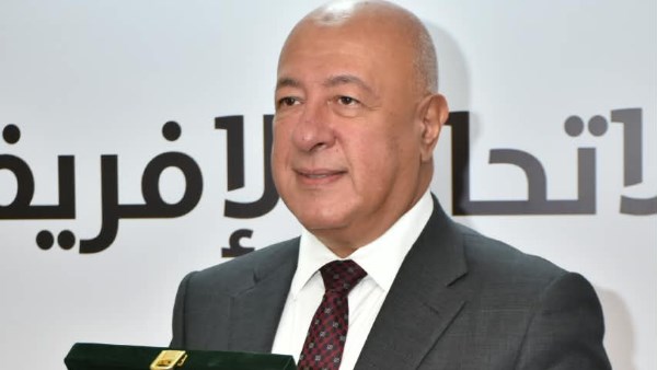 يحيى أبو الفتوح يتسلم جائزة AFASU الذهبية