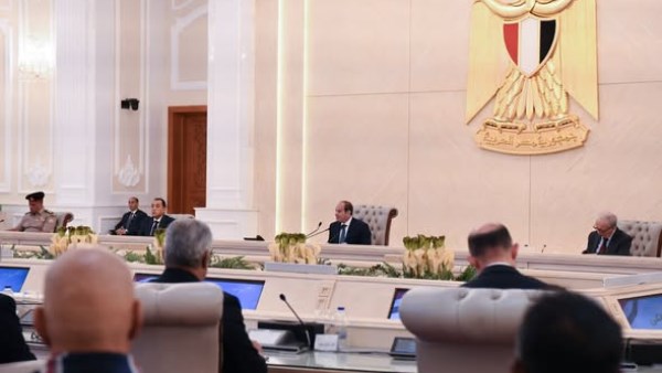 الرئيس السيسي يستعرض مع الوزراء والمحافظين إنجازات 10 سنوات وتحديات المرحلة المقبلة