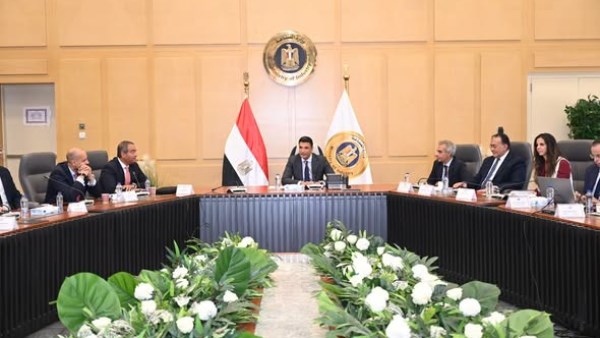  وزير الصناعة
