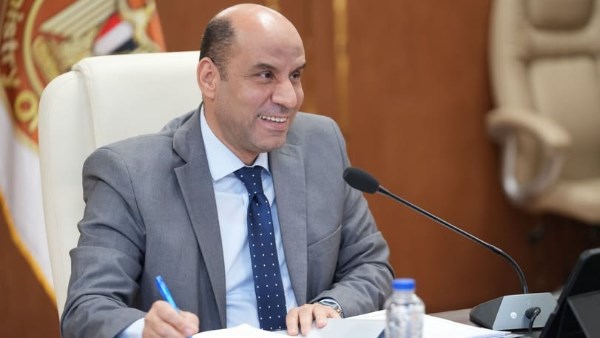  وزير العمل